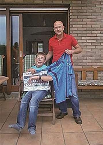 Trainer Wolfgang Schlösser überreichte das Trikot und ein Teamfoto der Landesligamannschaft des VfL Rheinbach.Privat