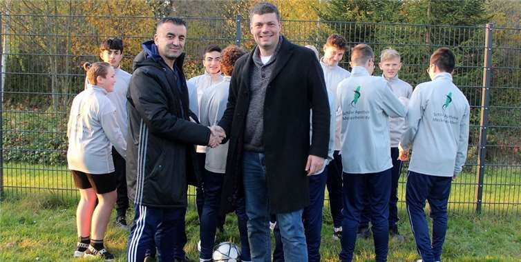 Trainer Yilmaz Bekiroglu und Sebastian Groß, Inhaber der Schiller-Apotheke, nach der Übergabe der neuen Trainingsanzüge.Fotos: privat