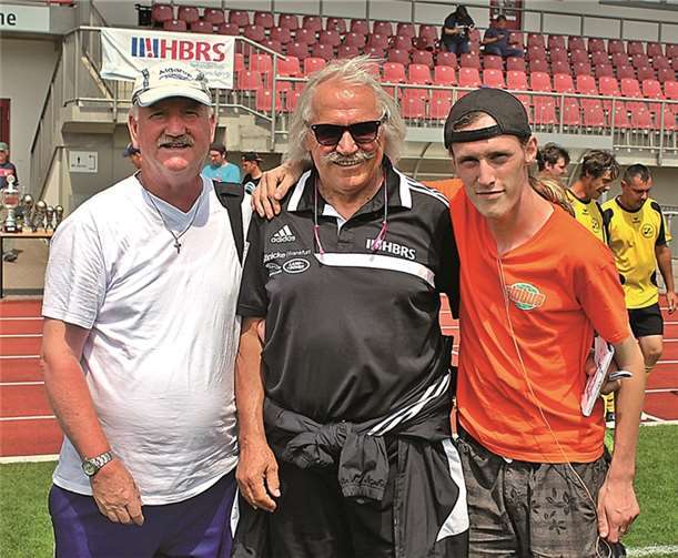 Trainer mit einem gemeinsamen Ziel: Frank Dirschus und Dragoslav Stepanovic möchten den Fußballsport für beeinträchtigte Menschen fördern. Rechts Spieler Dominik Eckstein vom Herz-Jesu-Haus Kühr in Niederfell.