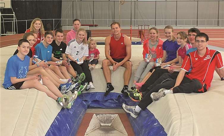 Trainer und Athleten der LG Maifeld Pellenz im Olympiastützpunkt Saarbrücken.privat