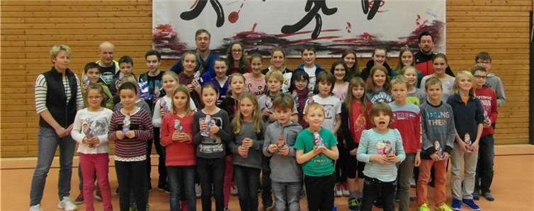 Trainer und Athleten des TSV beim Jahresausklang. privat