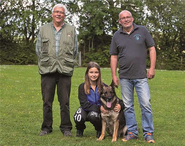Trainer und Opa Edgar Eul, Lea Eul mit Schäferhund Ivana von Wolvindorph und der Vereinsvorsitzender Bernd Müller (v.li.) sind stolz auf Leas tolle Leistung. WT