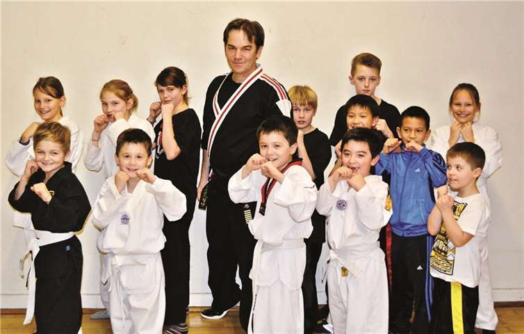 Trainer und Prüfer Bernie Willems mit seinen Schützlingen.privat