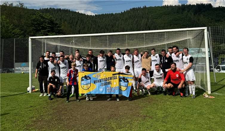 Trainer und Spieler waren sichtlich zufrieden.  Foto: privat