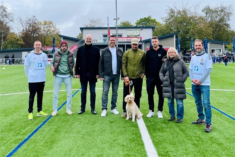 Trainer und Sponsoren des Bambini-Heimturniers (v. l. n. r.): Markus Schäfer und Philipp Geisen (Trainer), Bernd Kütscher (Vorsitzender der Geschäftsführung Die Lohners), Alexander Müller (KSK Mayen), Sebastian Geisen (Grünes Warenhaus Geisen), Milan Rawert und Elisabeth Milles (Geschäftsführung nempure GmbH) sowie Felix Geisen (Trainer).