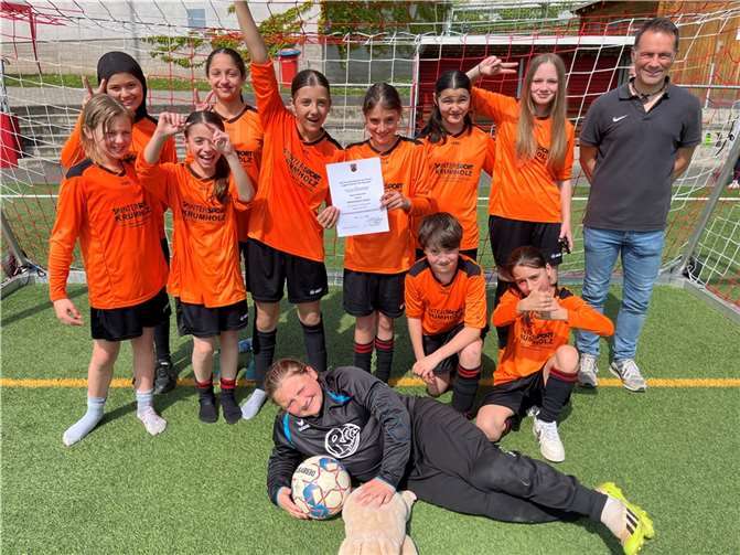 Trainer und Sportlehrer Thorsten Klemmer und die Kreismeisterinnen zeigen sich glücklich über den sportlichen Erfolg. Quelle: Realschule plus Untermosel