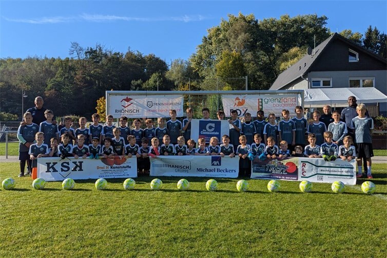 Trainer und Teilnehmer beim dreitägigen Herbstferien-Fussballcamp von Kastes-Fussballschule im Nickenicher Waldstadion