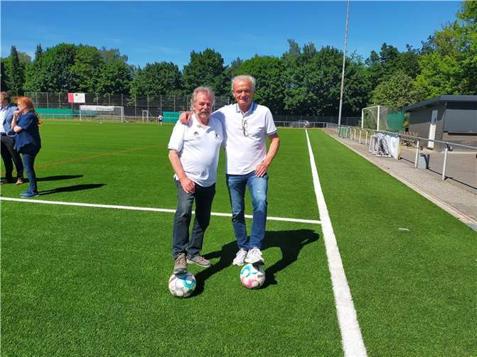 Trainer unter sich: Ernst Simons (li.) und Hans-Peter Briegel.