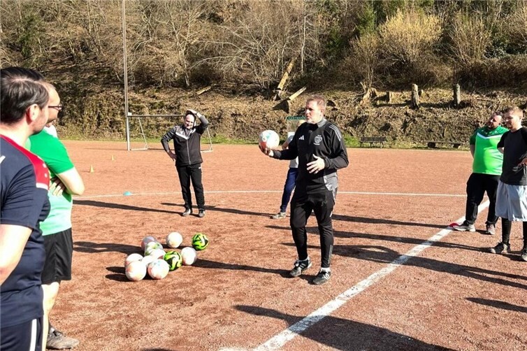 Trainer verschiedener Vereine im Jahr 2025 auf dem Sportplatz Leubsdorf bei einem früheren Lehrgang. 