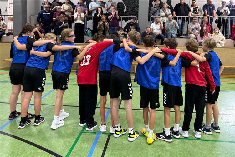 Trainer wie mitgereiste Fans waren frei nach dem Motto „zwei Dörfer – ein Team“ gleichermaßen stolz auf die tolle Vorstellung der jungen Truppe. Foto: HSG Horchheim/Lahnstein