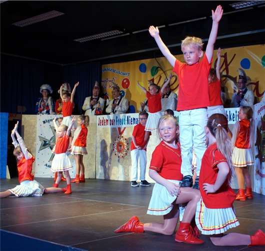 Trainerin Anna Lahnstein hatte allen Grund stolz zu sein: Die Prinzengarde Amazonen Kids zeigte einen tollen Gardetanz.