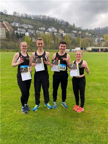 Trainerin Caro Menrath, Cedric Kaminski, Raphael Jüris und Lisa Schunk (v.r.) gewinnen Bronze in der Mixed Staffel.  Foto: privat