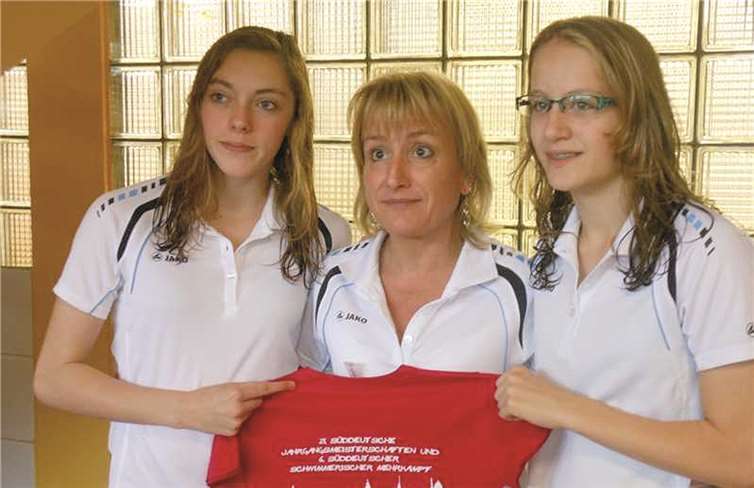 Trainerin Manuela Schaback zwischen Laura Hähn und Sara Köfer. privat