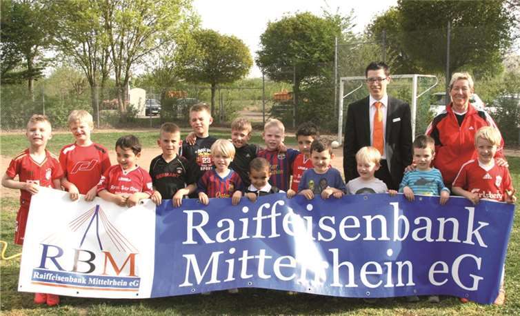 Trainerin Monika Wilder und die Bambinis des TUS Kettig nehmen mit großer Freude den Scheck von Filialleiter Michael Gilgenbach entgegen.  Privat