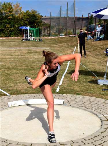 Trainerin Sarah Gilles beim Kugelstoßen.