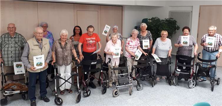 Trainerin Simone Schmidt (hinten) und ihre strahlenden „Führerschein“-Inhaber. Foto: Verbandsgemeindeverwaltung Maifeld