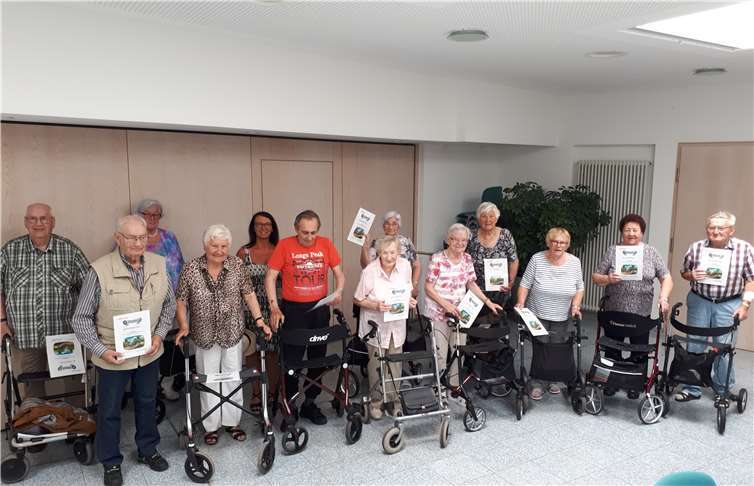 Trainerin Simone Schmidt (hinten) und ihre strahlenden „Führerschein“-Inhaber. Foto: Verbandsgemeindeverwaltung Maifeld