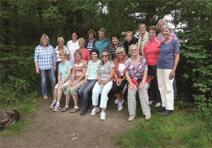 Trainerin, Ulli Sevenich, (1.Reihe, 3.v.l.) hält die DJK-Frauen Ü 50 auf Trab.