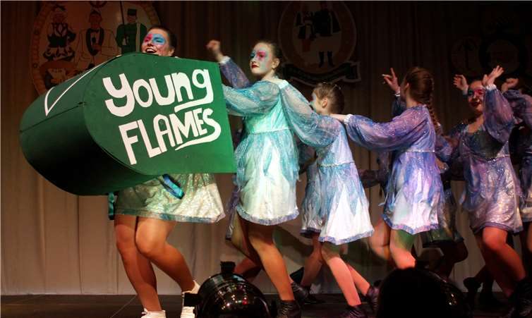 Trainerin Xenia Höfer und ihre Tänzerinnen der Gruppe„Young Flames“ sorgten für eine stimmungsvolle Bobfahrt durch den Saal.