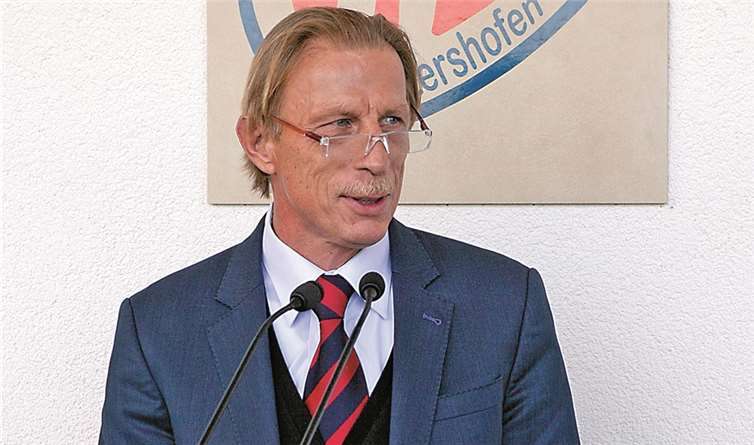 Trainerlegende Christoph Daum war beeindruckt von dem, was der VfB Lantershofen auf die Beine gestellt hatte und wünschte sich jetzt nur noch eins: einen Kunstrasenplatz in Lantershofen.