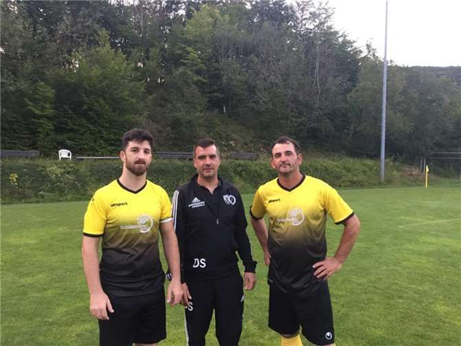 Trainers Dennis Schütz (Mitte) mit zwei Neuzugängen: Christos Fokas (links) und Selami Zeytinli (rechts). Foto: privat