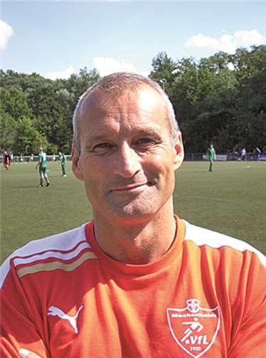 Trainers der ersten Mannschaft, Andreas Drysch, sieht man die Freude über den Sieg buchstäblich an.privat