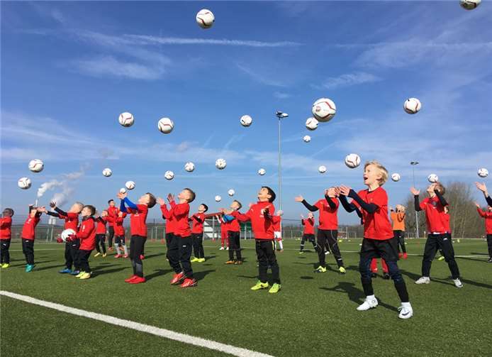 Trainieren wie die Profis. Dies können die Kids bei einem speziellen Training mit Ingo Anderbügge. Fotos: Fußballfabrik