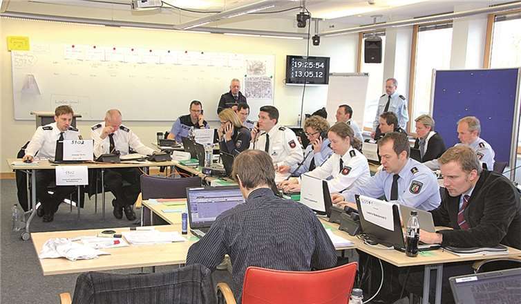 Trainiert wurden von den Polizei- und Feuerwehrkräften Katastrophenfälle beispielsweise bei einer BVB-Meisterschaftsfeier.BÜN