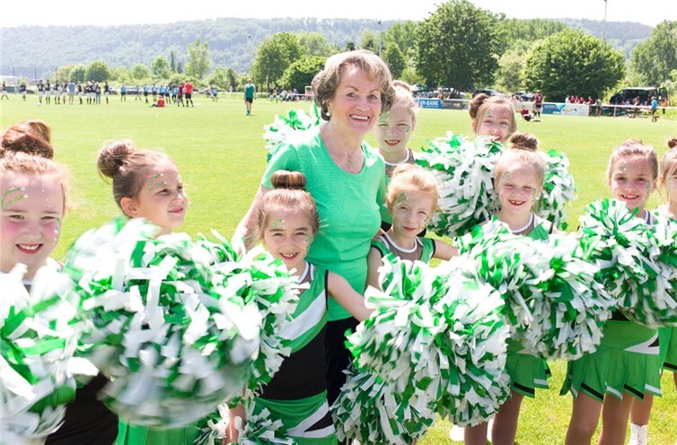 Trainierte Jahrzehnte lang alle Generationen: Rita Wolf mit ihren Cheerleaderinnen beim Leutesdorfer Dorfturnier 2017.  Foto: Harald Stoffels