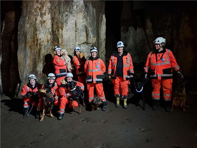 Ein spannendes Jahr für die Rettungshundestaffel Training an ungewöhnlichen Orten: Hier im Lavakeller in Mendig. Foto: Saskia Douglas