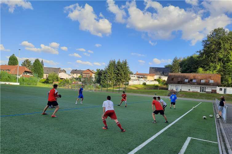 Training geht auch mit Abstand. Wie viele andere Vereinsgruppen auch freuen sich die Jugendfußballer der SG Horressen-Elgendorf, dass sie endlich wieder trainieren können.. Foto: VG Montabaur