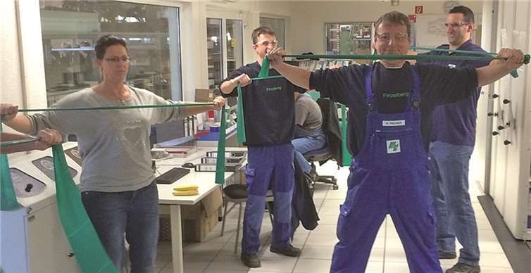 Training im Technik-Büro: Fit mit dem Thera-Band. privat