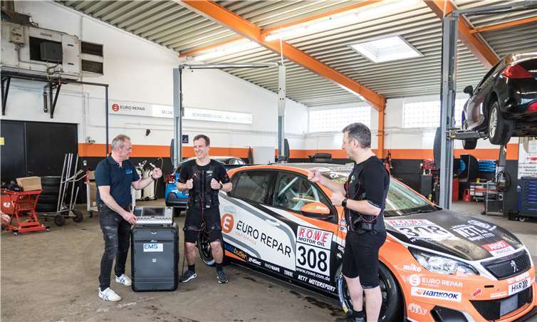 Training in der Werkstatt – dank mobilem EMS. V. l.: Otmar Schacherbauer, Achim Nett, Jürgen Nett. Andreas Krein