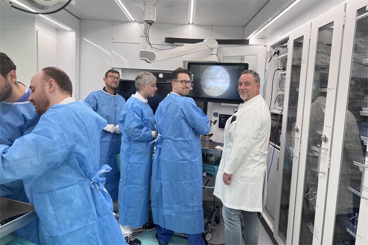 Training unter Realbedingungen: Im mobilen Operationssaal üben die chirurgischen Teams das filigrane Arbeiten bei arthroskopischen Eingriffen.