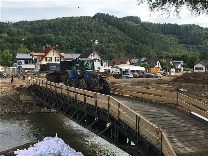 Traktor auf der Behelfsbrücke bei Insul – auch die Land- und Forstwirtschaft muss bei der Zukunftskonferenz vertreten sein. Foto: Claudia Schmitz