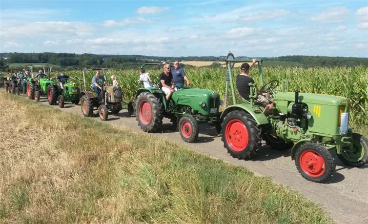Traktoren auf dem Weg zum Fest.privat