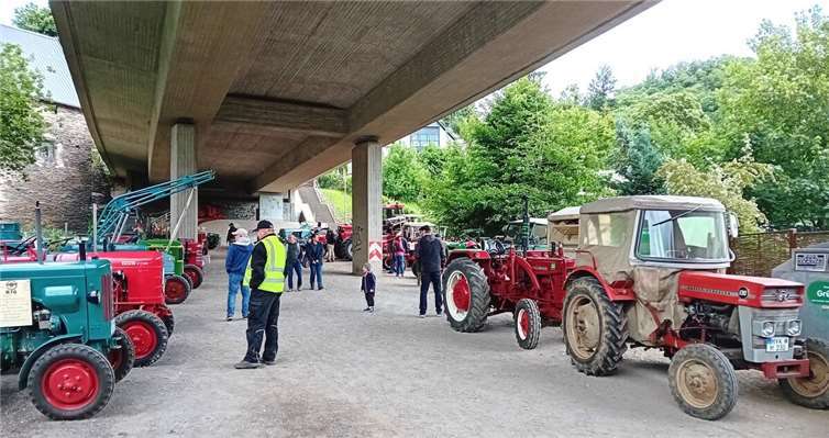 Traktoren unter der Talbrücke Pfingstsonntag in Trimbs.  Foto: privat