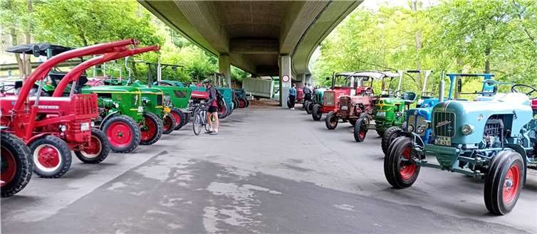 Traktoren unter der Talbrücke am Pfingstsonntag in Trimbs.  Fotos: privat