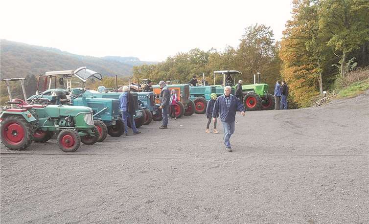 Traktorfreunde aus Kottenheim mit ihren Fahrzeugen.privat