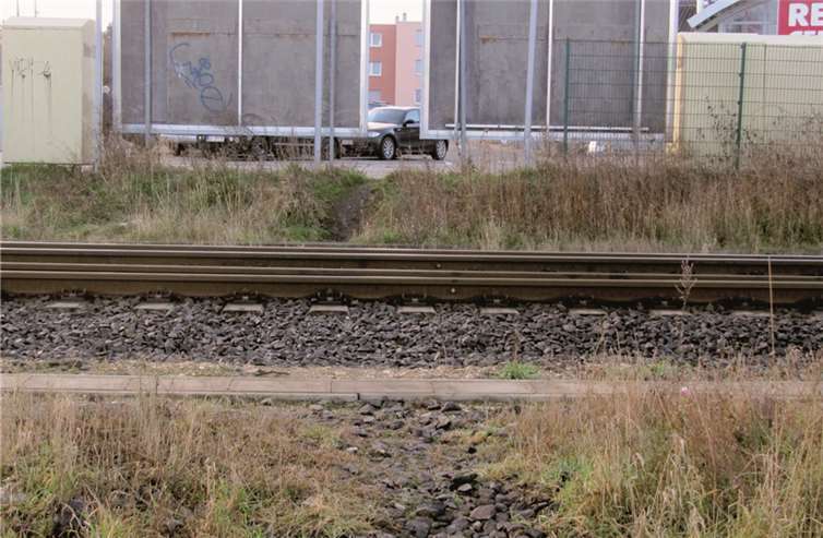 Trampelpfad über die Gleise stellt eine große Gefahr dar.  Privat