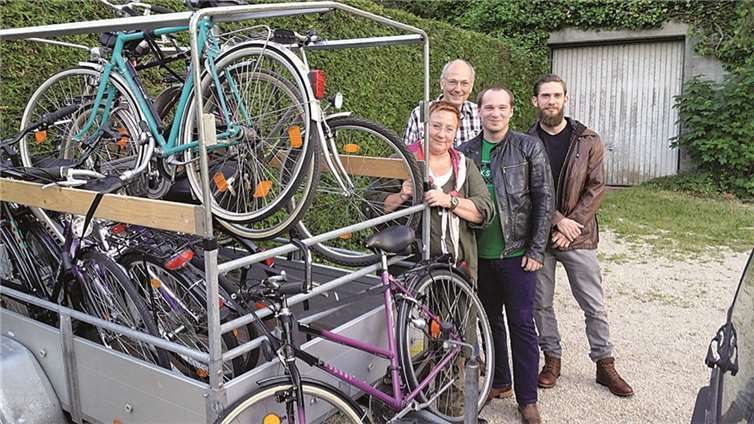Transport von Rädern aus der Vordereifel in Mayen angekommen. (Von links) Ingrid Bäumler, Martin Schmitt, Matthias Kaißling und Aaron Lentes. privat
