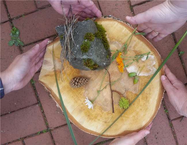 Trauben, Wein und Brot sind die Erdfrüchte, mit denen der Ökumenische Schöpfungstag unter dem Motto „(W)Einklang“ 2020 gefeiert wird.Foto: Dorothea Müth-Abu Dhis