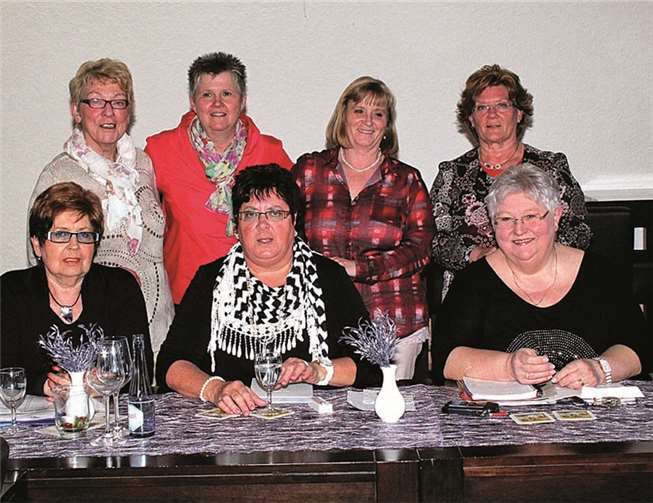 Traudl Börner, Rosl Krüger, Alma Ehmann (v.vr.), Hannelore Guting-Blum, Monika Hinsberger, Gudrun Herschbach, Maria Vogt-Stadtfeld (h.v.r.). privat