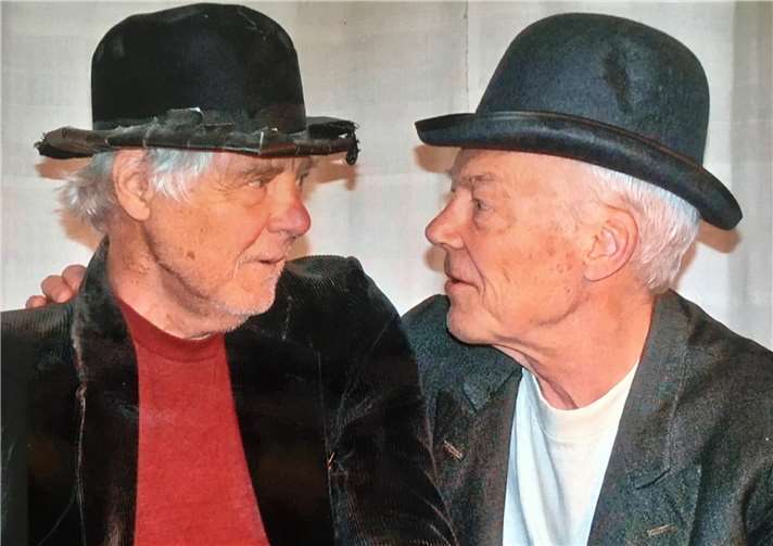 „Die glücklichsten Jahre unseres gemeinsamen Lebens“ Traugott Scholz - Höhepunkt seiner Theaterzeit als Estragon (li.) in „Warten auf Godot“ mit seinem Bruder Freimut Scholz als Vladimir 2009. Fotos: Kellertheater Chateau Pech