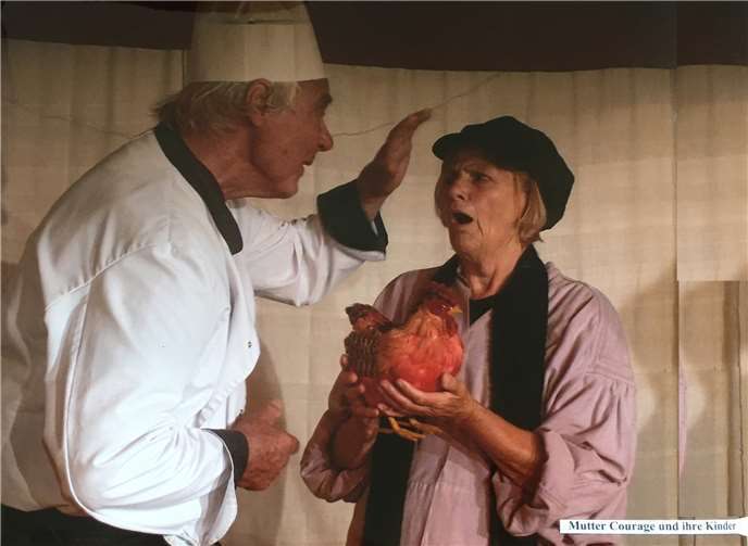 Traugott Scholz als Koch in Brechts „Mutter Courage“ mit seiner Frau Gundula Schroeder in der Titelrolle. (2010)