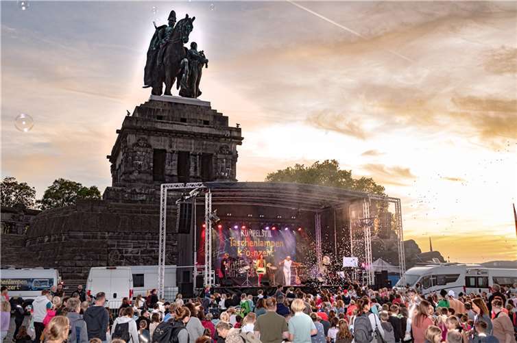 Traumhaft schöne Abenkulisse beim Taschenlampenkonzert am Deutschen Eck. Fotos: SCH