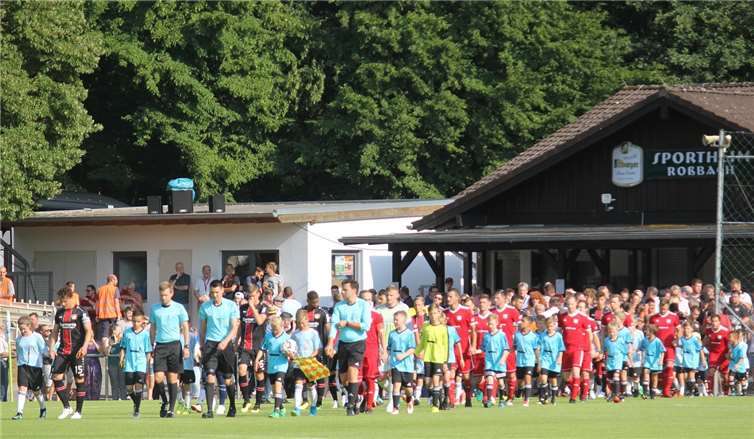 Traumhafte Rahmenbedingungen, tolle Kulisse. Das „Geburtstagsgeschenk“ des TSV Bayer Leverkusen erwies sich als Glücksfall für den SV Roßbach/Verscheid. TH