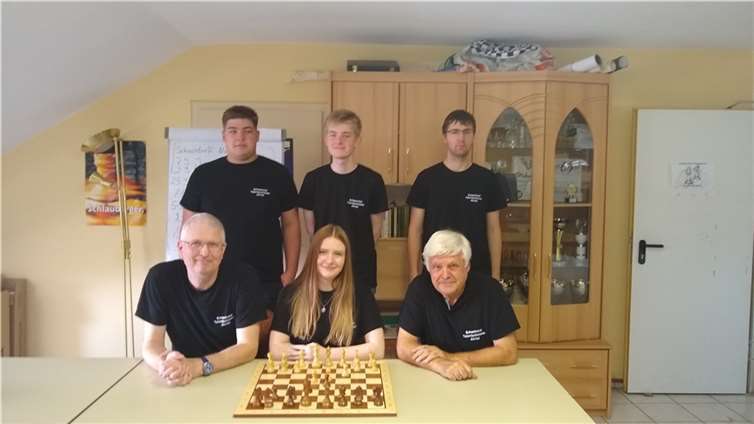 Traumstart in der ersten Runde der Bezirksklasse: Der Schachclub Talentschmiede Ahrtal siegt mit 5:1 gegen Aufsteiger Ochtendung. Im Bild (sitzend v.l.): Trainer Thorsten Kammer, Mannschaftsführerin Elisa Naumann, Senior Jürgen Kaster; (stehend v.l.): Julian Köhler, Roman Windscheif, Luca Häusler. Quelle: Schachclub Talentschmiede Ahrtal