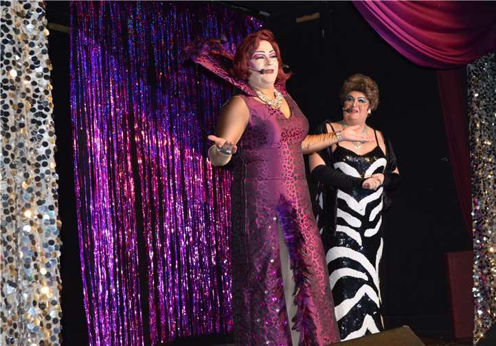 Travestie, Comedy, Live-Gesang und mehr, das gehörte zum Programm von „Violets and Roses“.