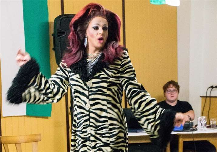 Travestiekünstler Francine Noir unterhielt die Schützen.